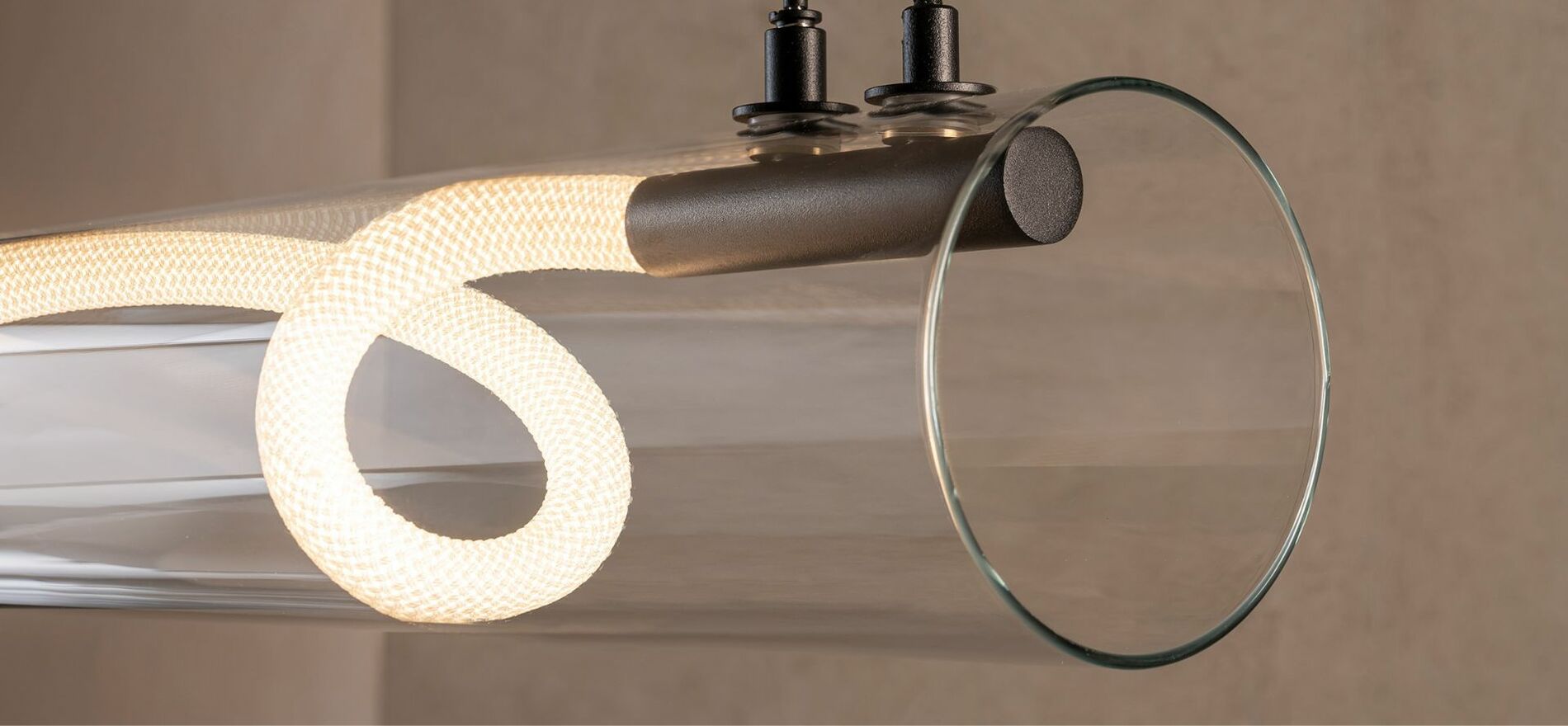 Lampada a sospensione con tubolare in vetro trasparente