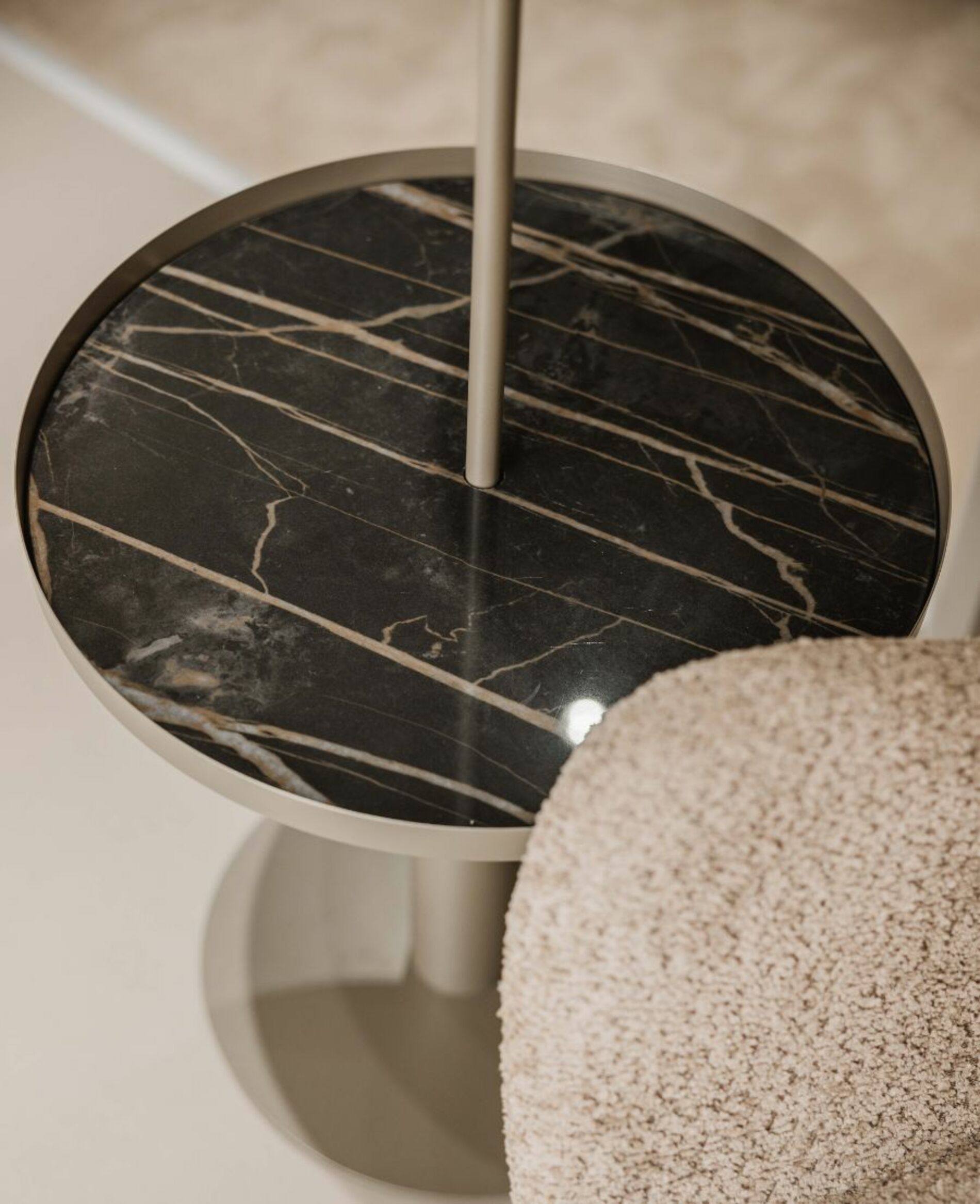 Lampada di design da terra con vassoio