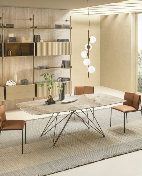 Tavolo di design con piano in ceramica